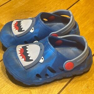 Members Mark Baby Shark Blue Slip On Clogs Toddler Size 7